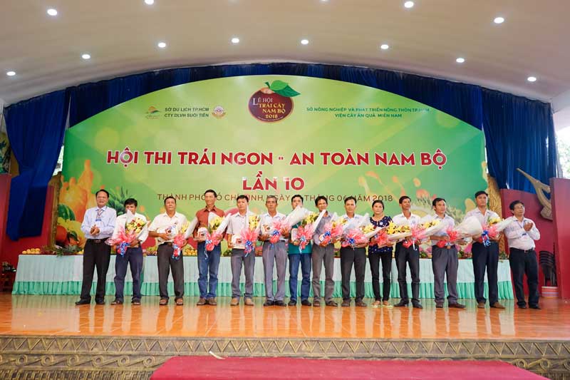 Ban Tổ chức trao giải cho nông dân đạt giải tại Hội thi