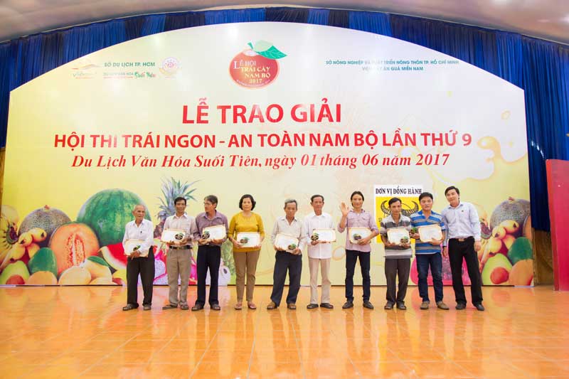 Ban Tổ chức trao giải cho nông dân đạt giải tại Hội thi