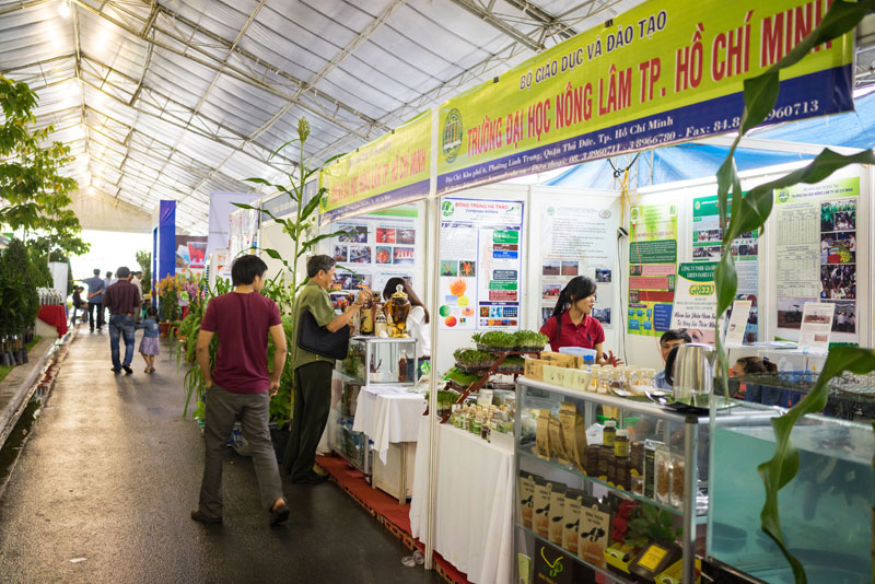 Khách tham quan gian hàng tại Hội chợ - Triển lãm Giống nông nghiệp thành phố Hồ Chí Minh lần IV năm 2016
